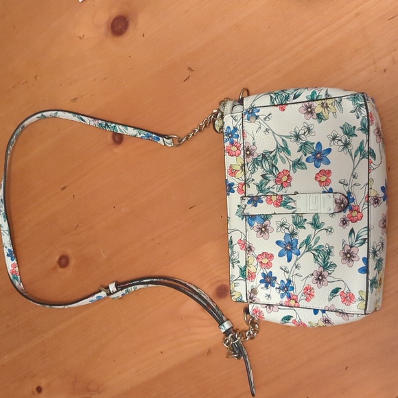 Guess purse - Picture 1 of 4